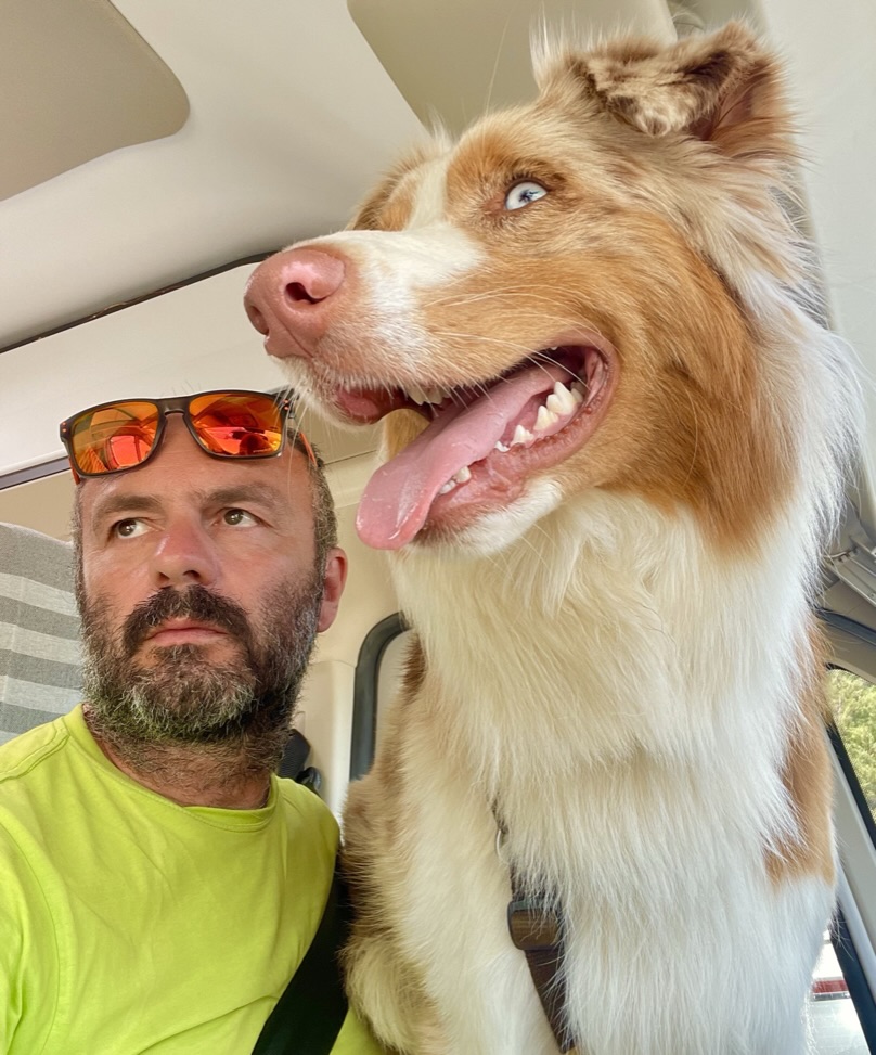 Marco e Guapi insieme nel van