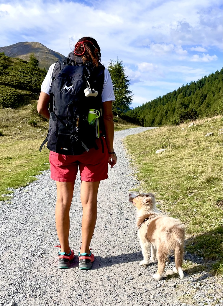 Guapi si ferma sul sentiero di montagna e guarda la sua compagna di cammino